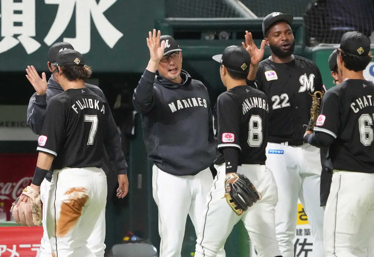 【画像・写真】ロッテ延長12回の激闘制す　吉井監督「投手に関しては、みんな頑張ったと思います」