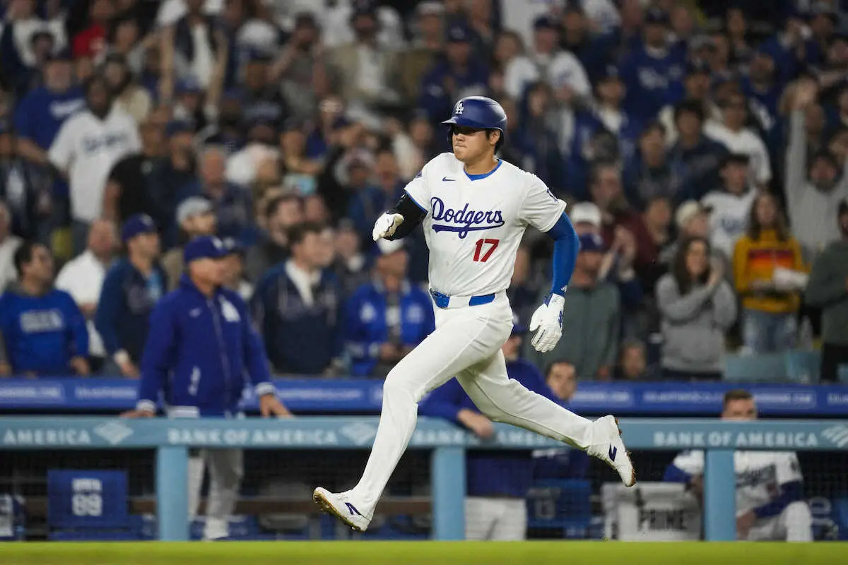 【画像・写真】大谷翔平　2戦ぶり安打は一塁内野安打　一塁から激走生還し、ベンチでヘイワードから飲み物差し入れ