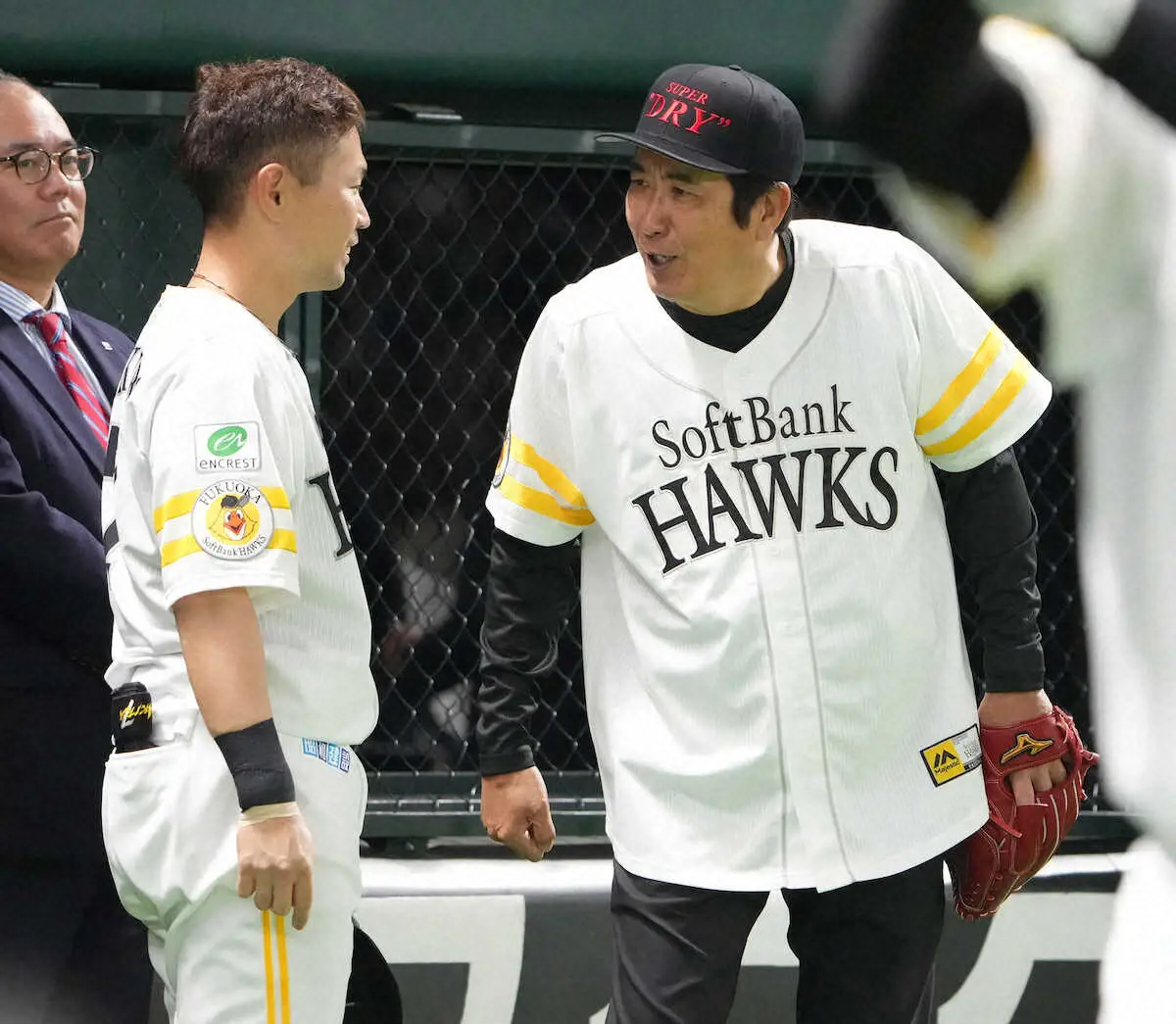 【画像・写真】＜ソ・ロ＞帝京の後輩、中村晃（左）からあいさつされるとんねるず・石橋貴明（撮影・岡田　丈靖）