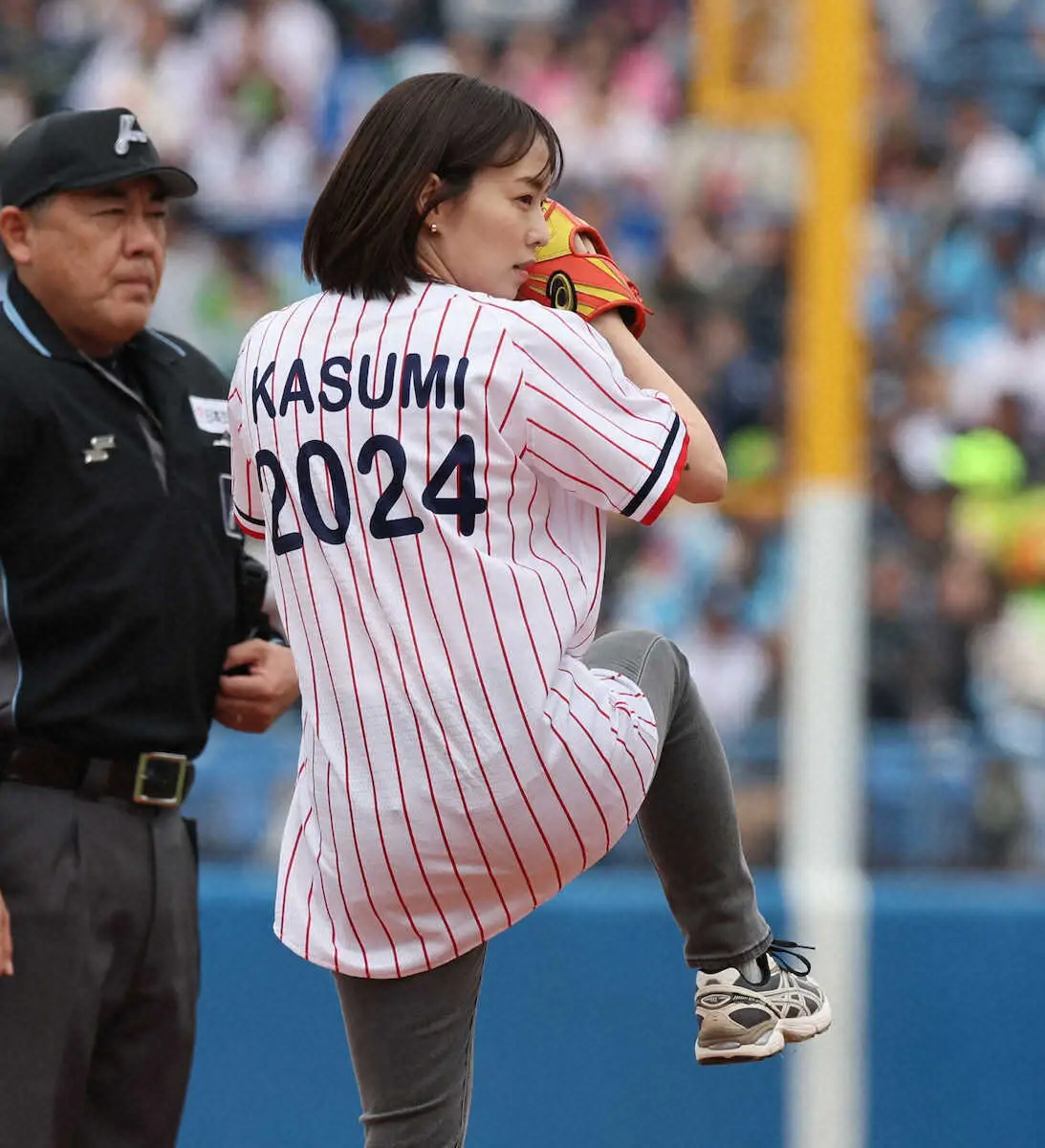 【画像・写真】卓球の石川佳純が人生初の始球式　ワンバウンド投球に「緊張して70点」も「凄く楽しかった」