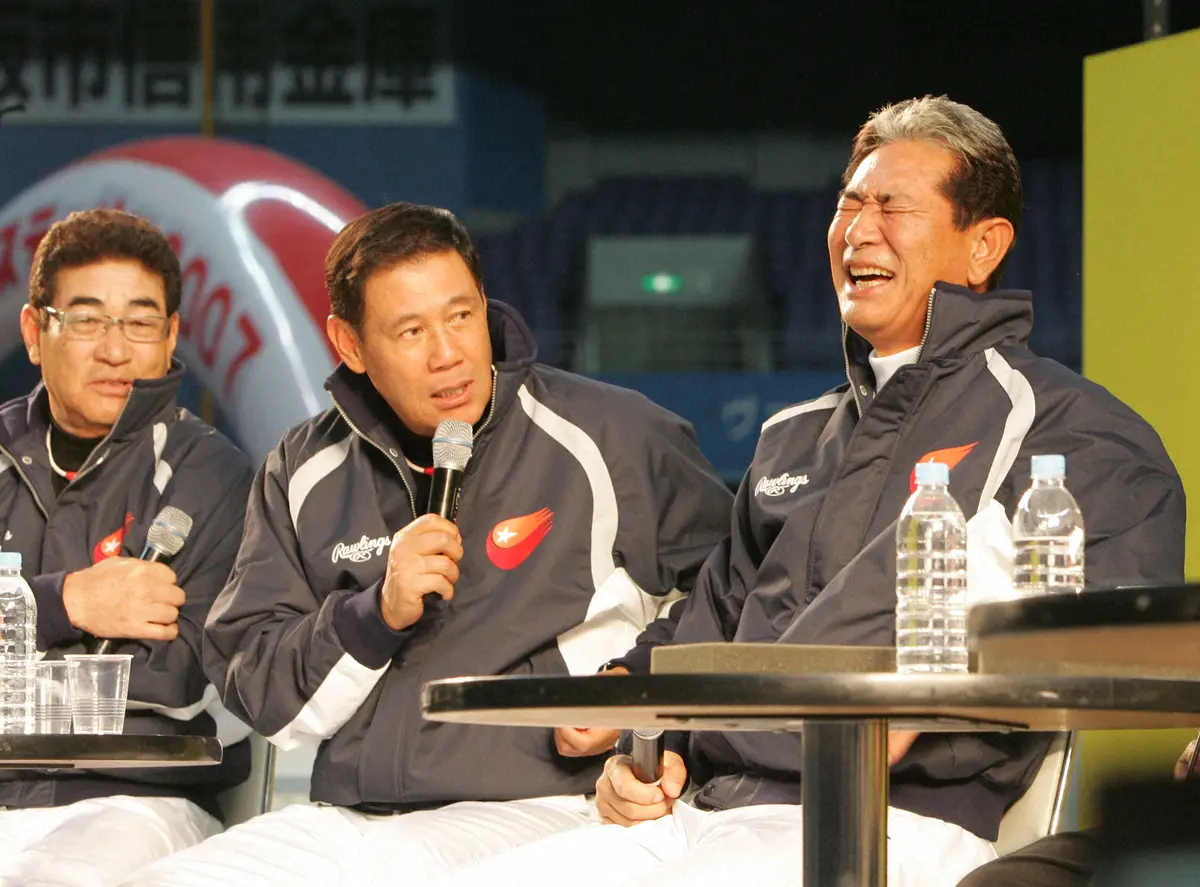 北京五輪の野球日本代表で監督を務めた星野氏（右）、田淵ヘッド兼打撃コーチ（中）、山本守備走塁コーチ（左）