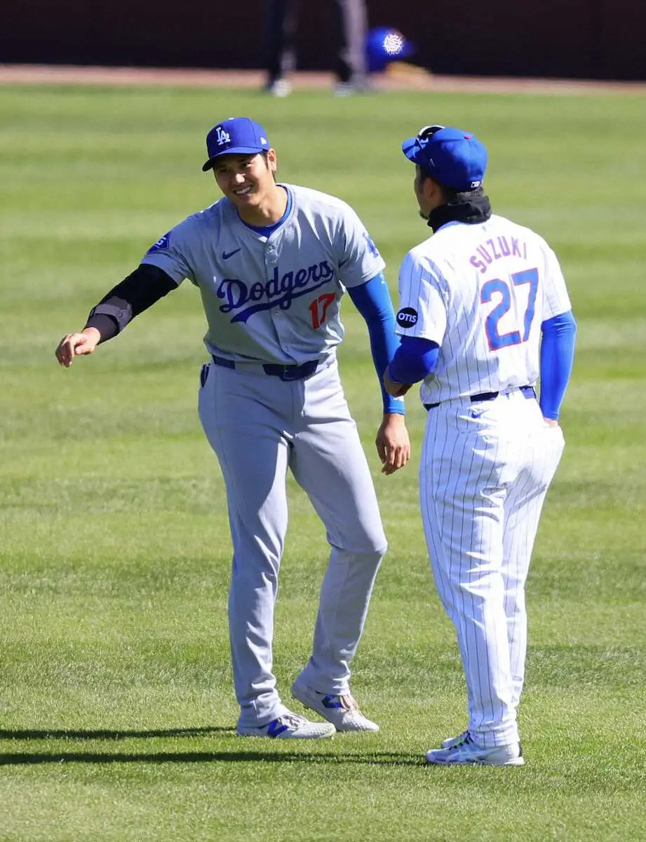 【画像・写真】＜カブス・ドジャース＞試合前、カブス・鈴木（右）と談笑するドジャース・大谷（撮影・光山　貴大）