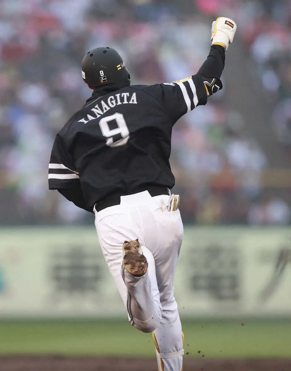 【画像・写真】ソフトバンク・柳田　今季1号は千金逆転2ラン　お立ち台を地元プロ初安打の川村に譲った“真のヒーロー”