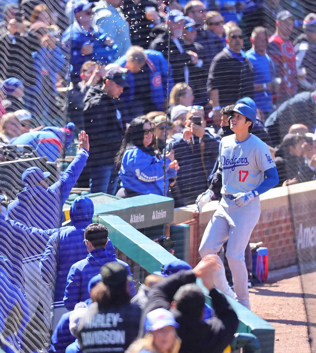 【画像・写真】2ランを放ちひまわりの種シャワーを浴びる大谷（撮影・光山　貴大）