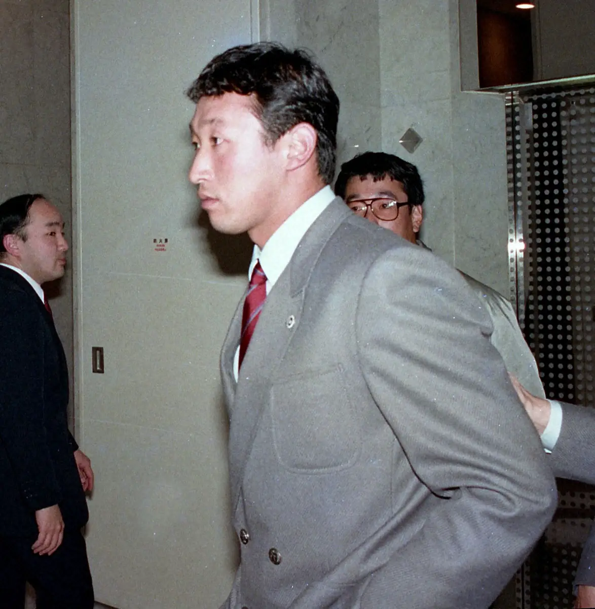 1987年、スーツ姿の竹田光訓