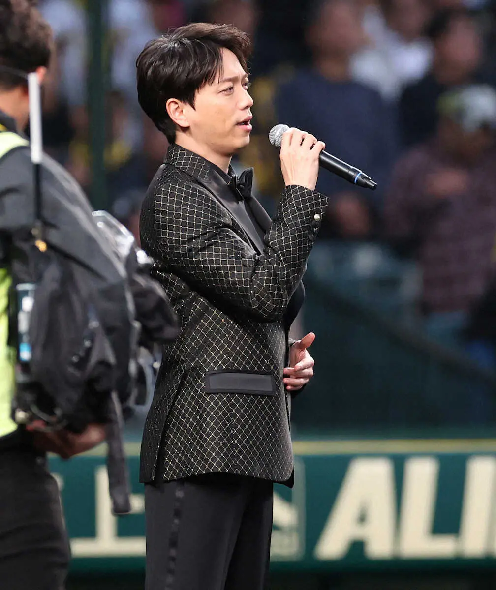 【画像・写真】阪神　試合前に俳優・山崎育三郎が国歌独唱＆始球式で聖地沸かせる「120点。すべて込めて投げられた」