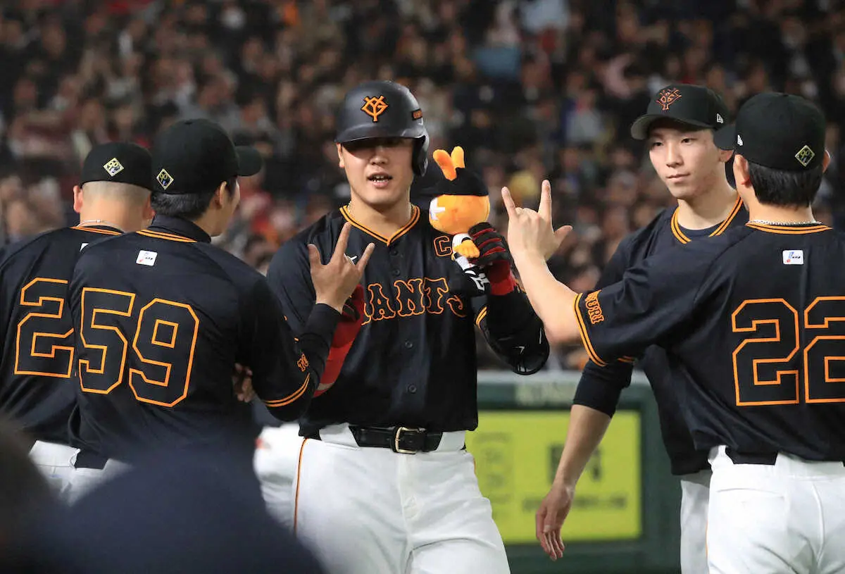 【画像・写真】巨人・岡本和真が3号ソロ　ついにセ打撃3部門でトップに　坂本とのアベック弾は今季2度目