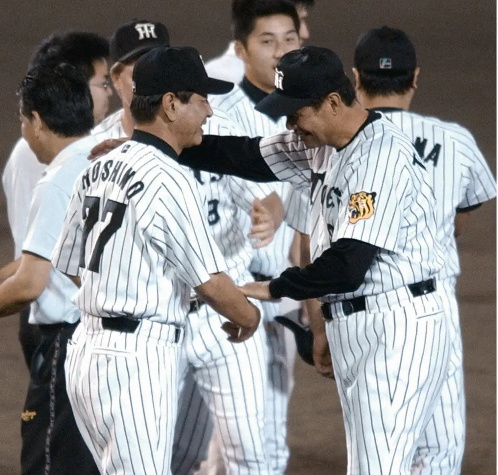2003年、阪神をリーグ優勝に導いた星野氏（左）と喜びを分かち合う田淵氏