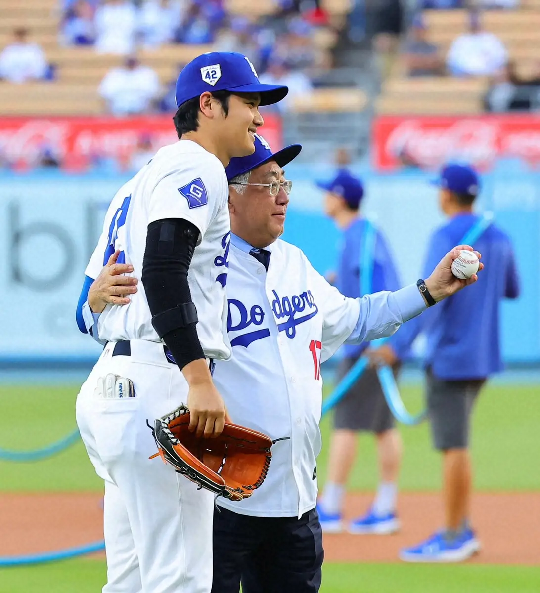 【画像・写真】興和社長始球式の捕手役に大谷が登場　球場大歓声　今季からドジャースがパートナーシップ契約