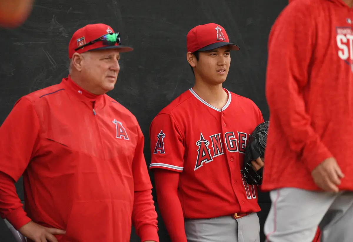 【画像・写真】大谷恩師ソーシア氏が始球式に捕手役で登場「来年彼が投げるのが待ち切れない」