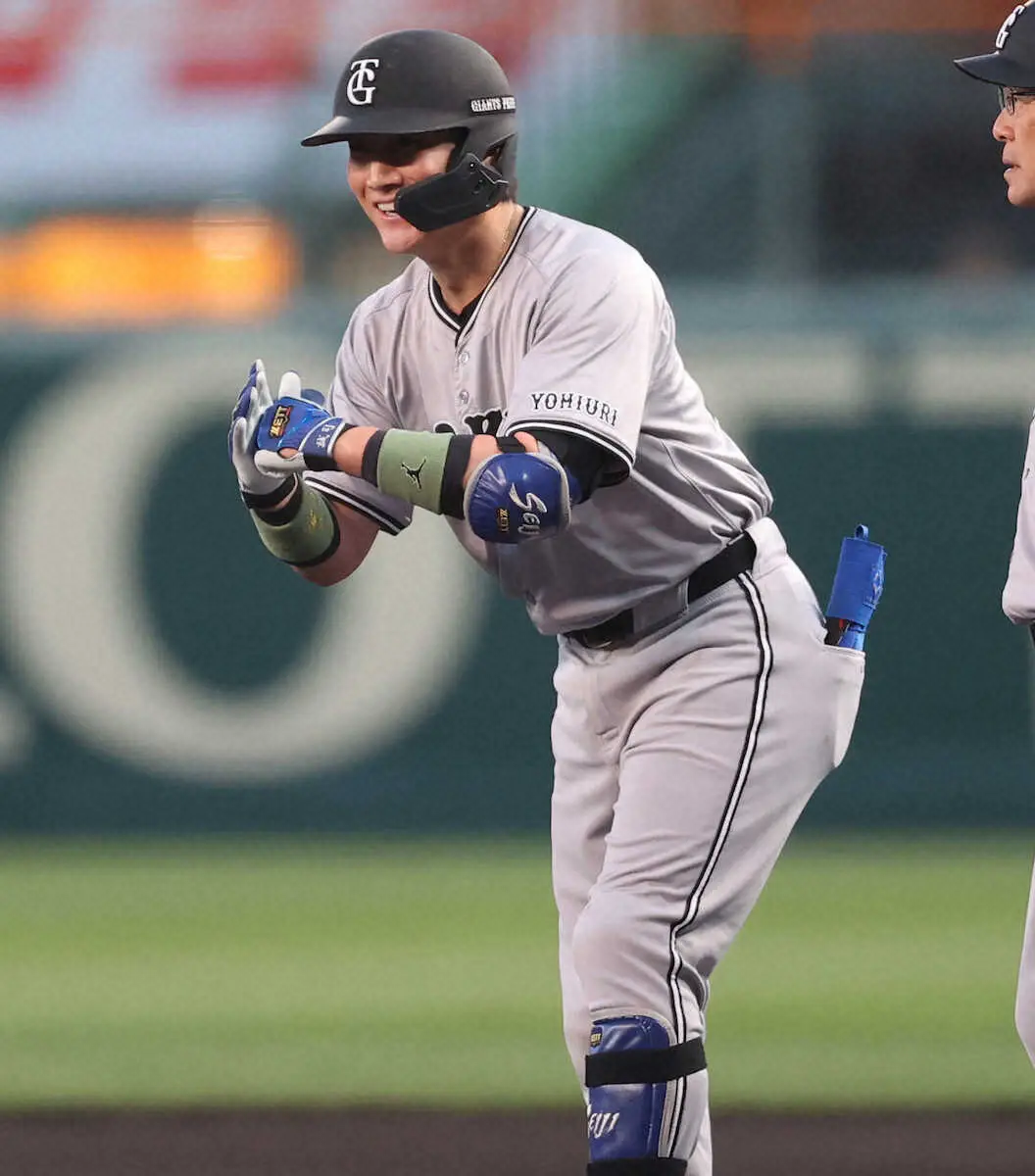 【画像・写真】スガコバ万歳！巨人・小林誠司がまたも先制打「とにかく必死」　菅野、小林に向かってガッツポーズ