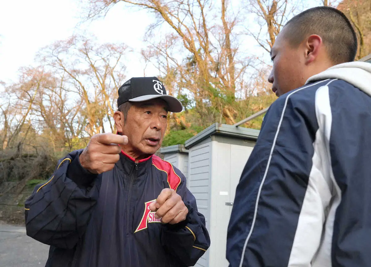 【画像・写真】＜能登半島地震関連＞散歩から帰り、早朝素振りをする寮の新入生にアドバイスする山下氏（7日、輪島市門前町）＜撮影・高橋雄二＞