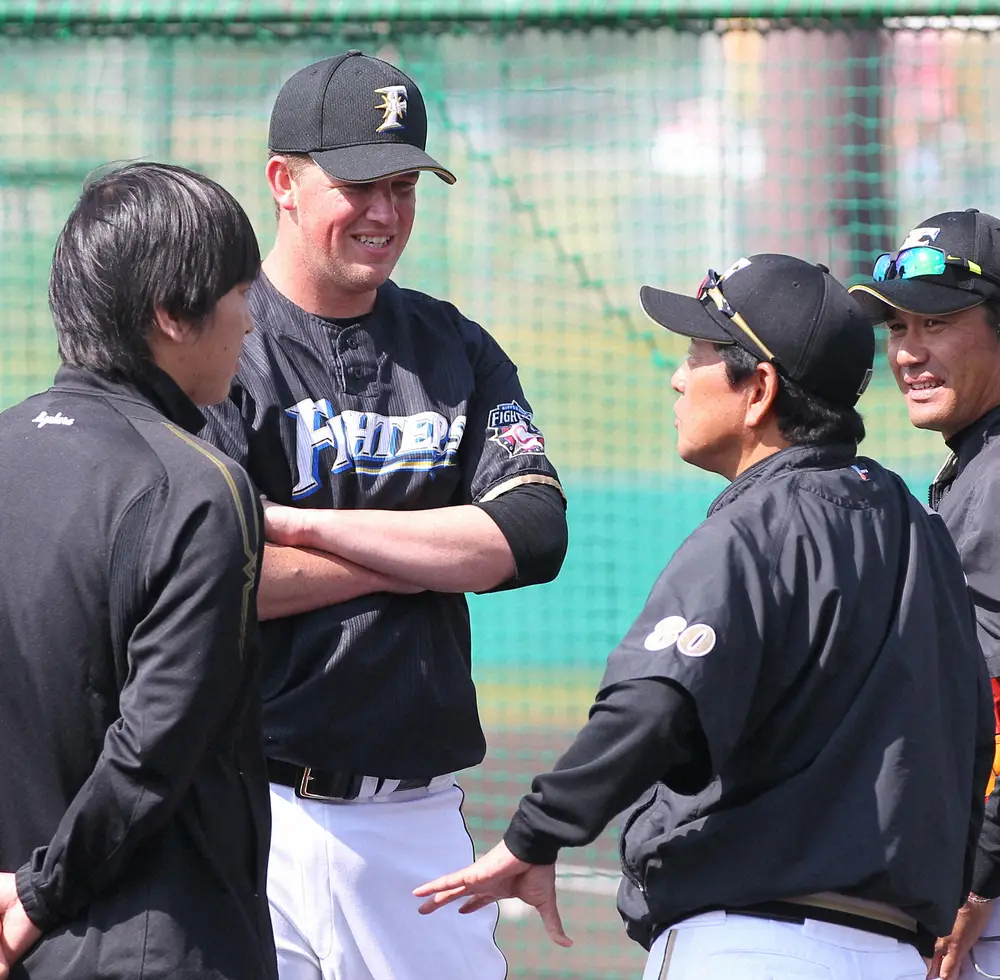 【画像・写真】水原容疑者（左、当時通訳）を伴い栗山監督（左から3人目）と話すクロッタ（2014年2月撮影）