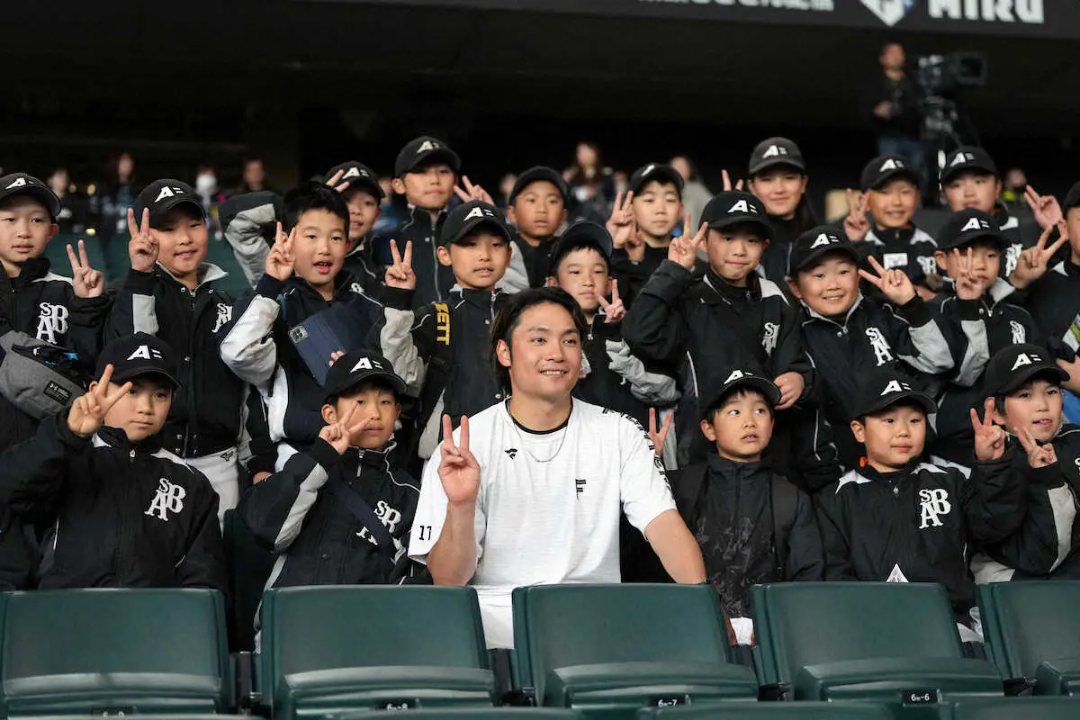 少年野球チームの札幌オールブラックスの子供たちと記念写真に納まる伊藤（撮影・高橋　茂夫）