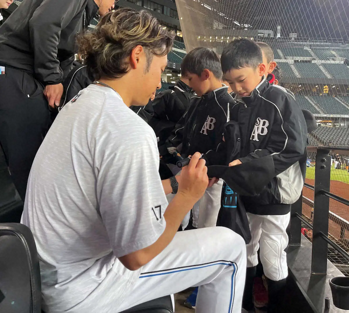 【画像・写真】日本ハム伊藤が“神ファンサ”　小学生にサインや記念撮影「喜んでもらえたらこっちもうれしい」