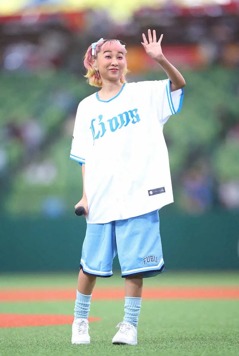 【画像・写真】西武・青山テルマがセレモニアルピッチに登場　ノーバン投球ならず「めちゃくちゃ悔しい」