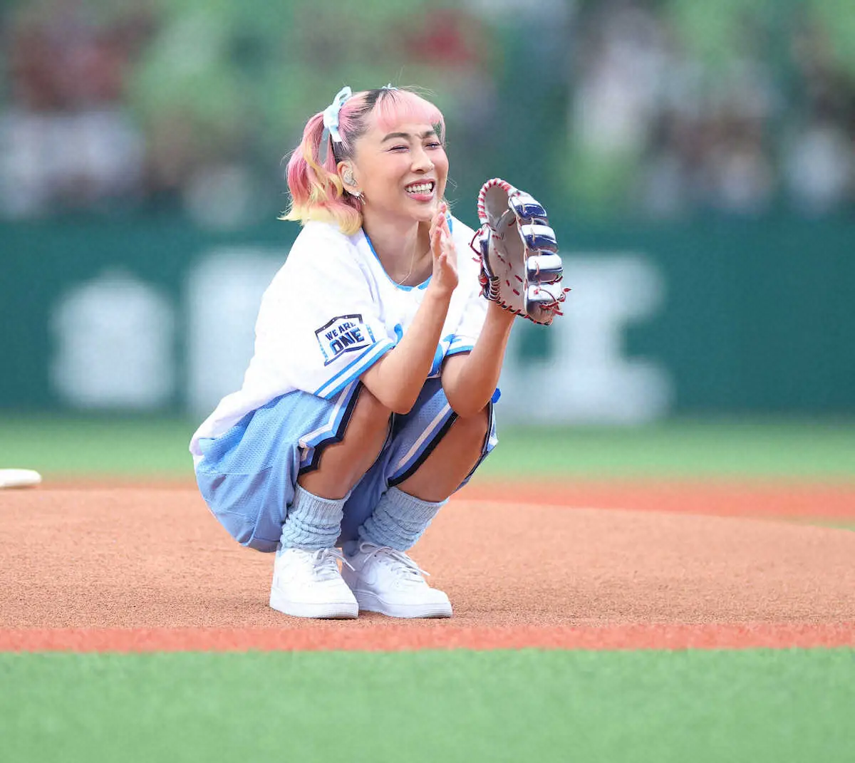 【画像・写真】青山テルマ　始球式登場もガックリ「めちゃくちゃ悔しい。足の向きも投げるポイントもダメでした」