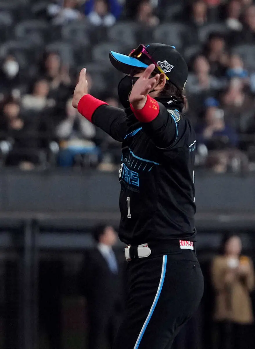 【画像・写真】日本ハム新庄監督　異例“真っ黒”限定ユニを「ビジター用にしたい」予定になかった報道対応で球団にお願い