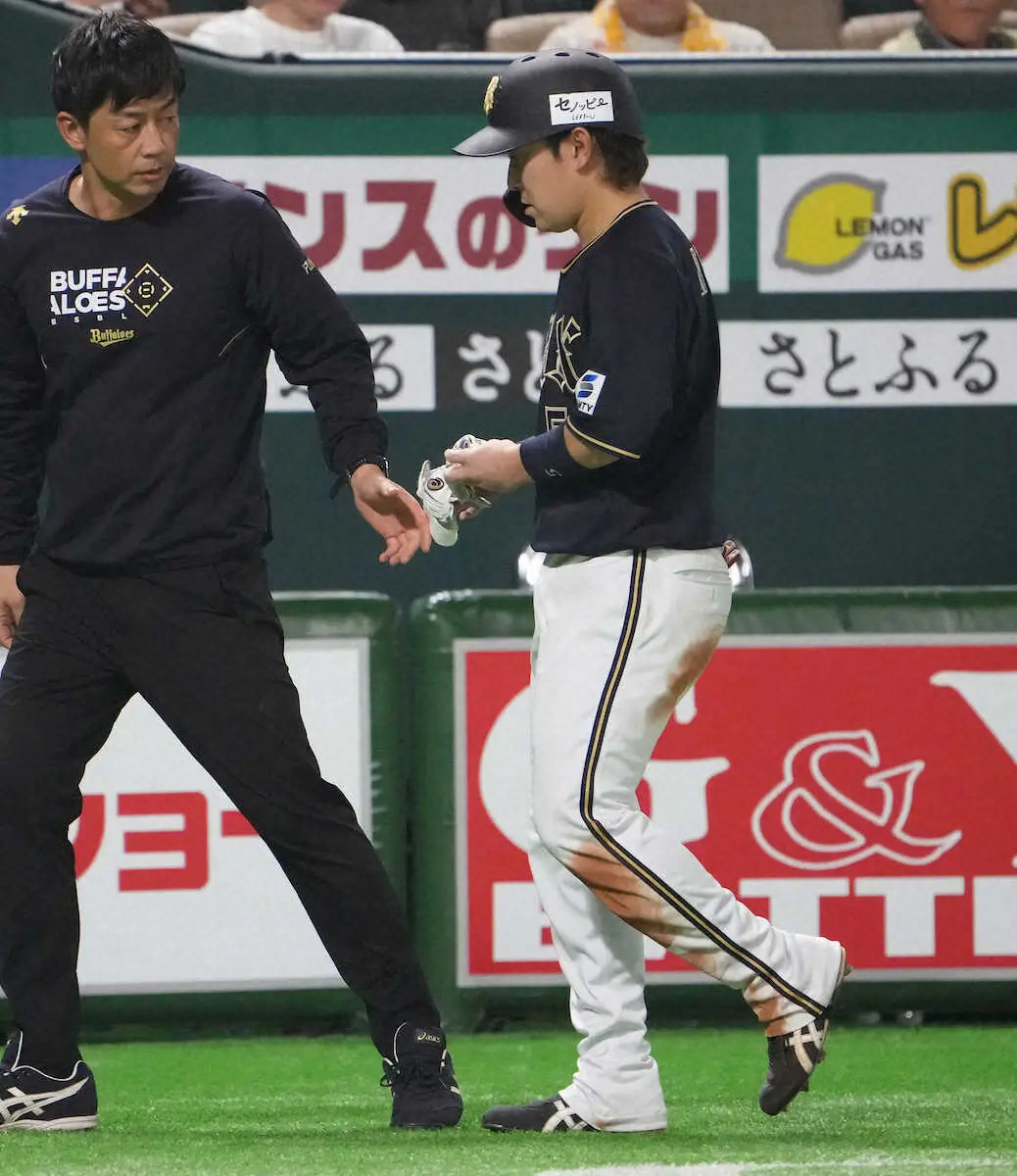 【画像・写真】オリ・西野が負傷交代　走塁中に右ハムストリングスに強い張り「（今後は）まだちょっと分からない」