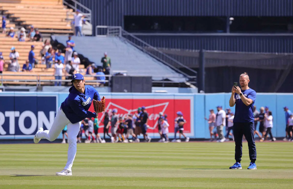 【画像・写真】大谷翔平　12度目のキャッチボール　ウォーキングイベント中でファン大興奮