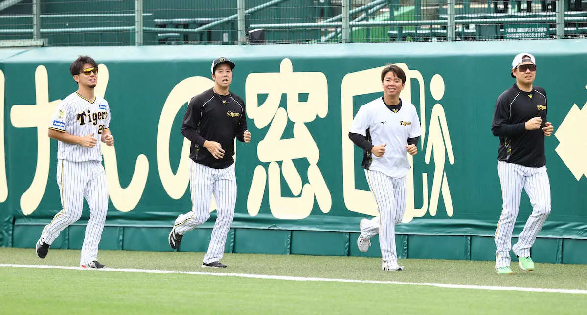 ＜阪神投手指名練習＞ランニングする（左から）伊藤将、青柳、村上、西勇（撮影・岸　良祐）