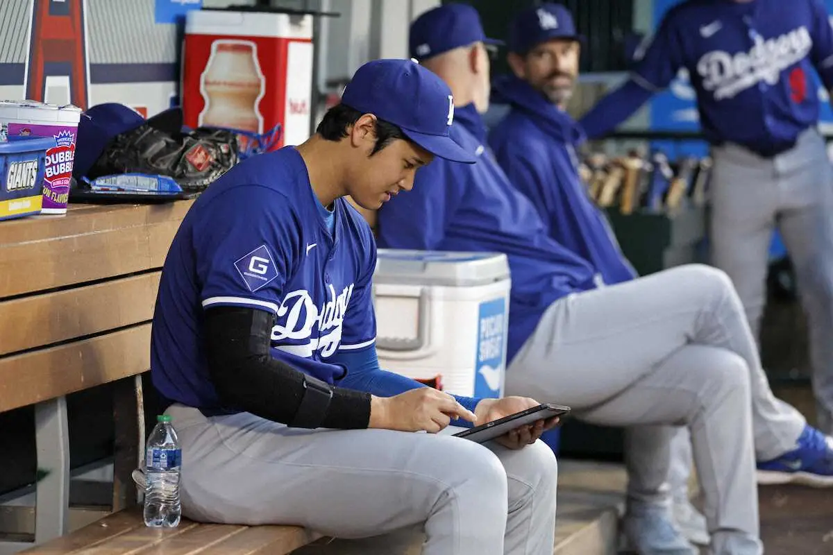 【画像・写真】エンゼルス戦のベンチでタブレット端末を見つめるドジャース・大谷