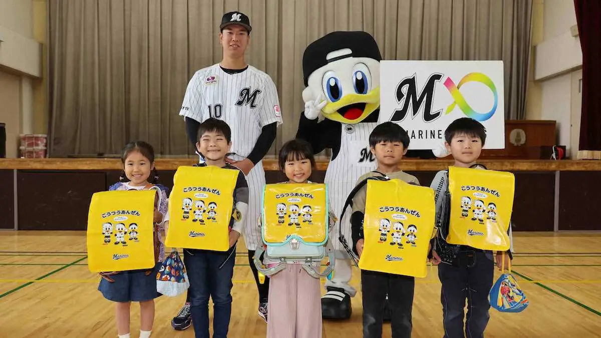 ランドセルカバー贈呈式で千葉市立上の台小学校を訪れたロッテ上田希由翔内野手と球団公式マスコットズーちゃん（球団提供）