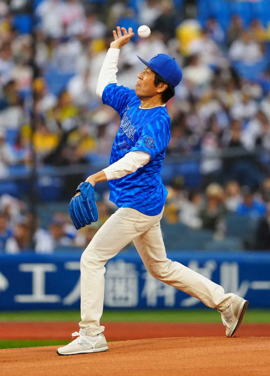【画像・写真】DeNA戦のイベント「ずっこけ始球式」にスペシャルゲストの石井竜也が思わず？土下座