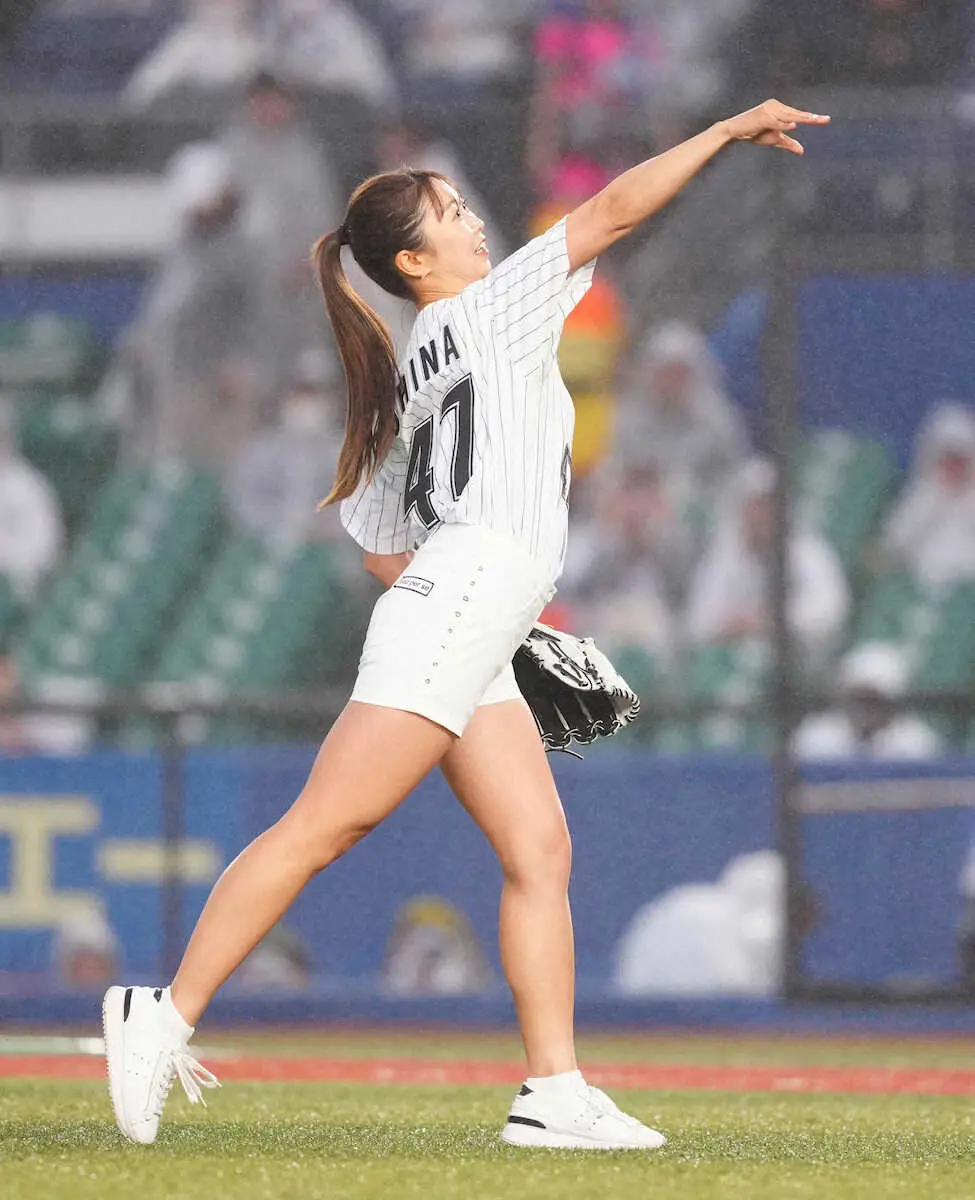 【画像・写真】プロゴルファー金沢志奈　ロッテVSソフトバンク戦で“美脚”始球式「貴重な経験…大変光栄」