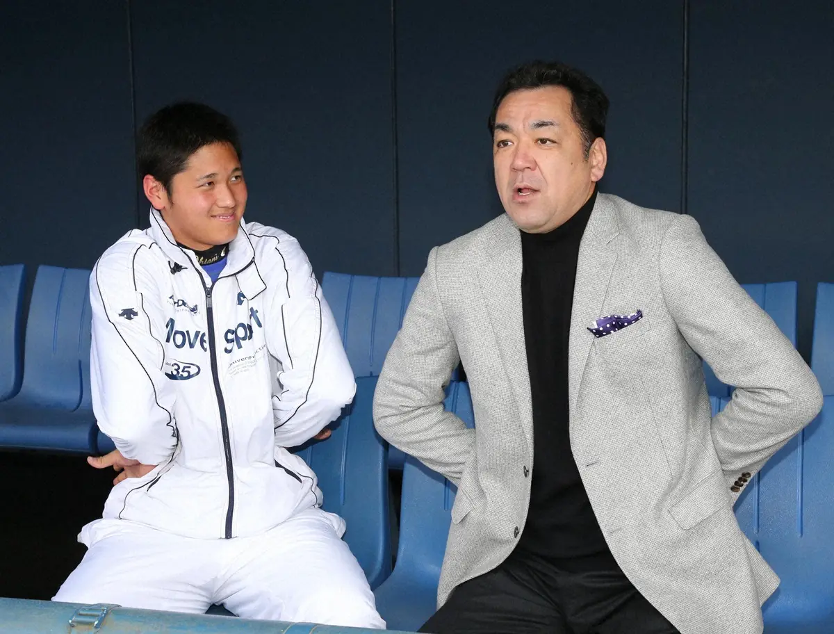 【画像・写真】超レアショット！槙原寛己氏（右）が苦しむ中、涼しい表情で肩甲骨の可動域の広さを見せる高校時代の大谷