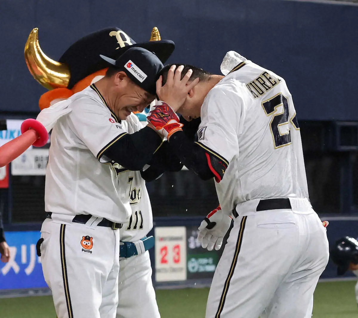 【画像・写真】オリックス・中嶋監督「何もしてないですよ」　サヨナラ打の紅林が「頭突き」祝福告白も　真相は…