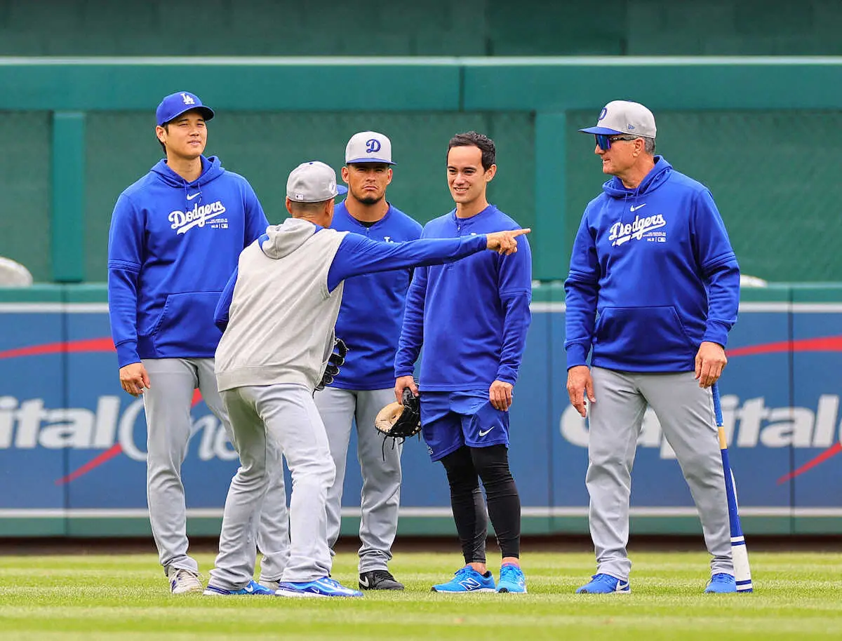 【画像・写真】大谷翔平　14度目のキャッチボール後にレフトで打球捕　ベッツやテーラーのフリー打撃中に守備こなす