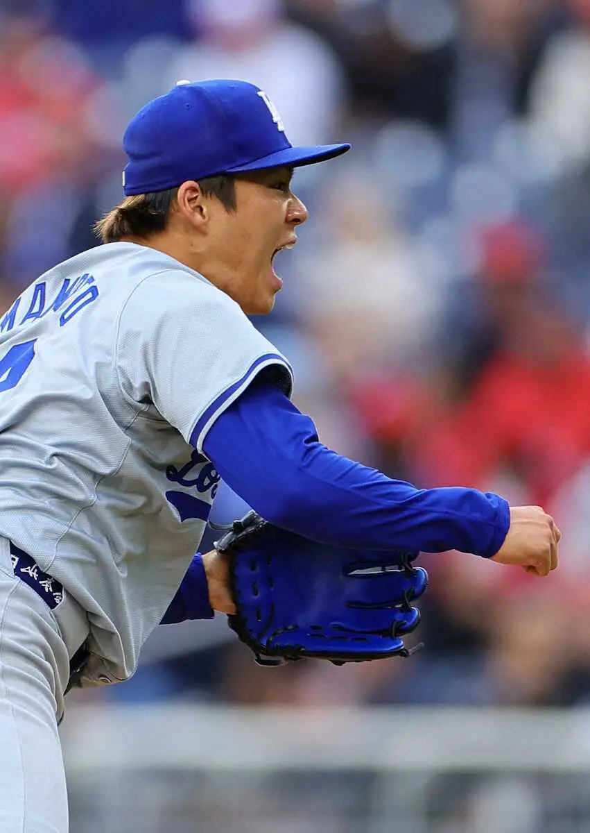 【画像・写真】ドジャース・山本由伸が強烈ピッチャー返しを顔面の真横で見事にキャッチ　敵地からも大きな拍手起こる