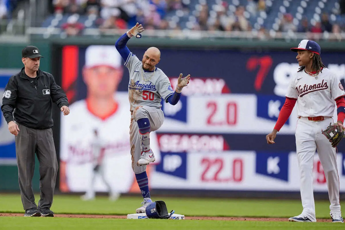 【画像・写真】二塁上でヒップロックポーズをするドジャース・ベッツ（AP）