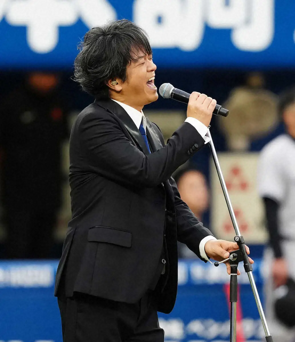 【画像・写真】FIELD　OF　VIEW浅岡雄也がワンバン始球式＆国歌独唱「感無量です」ハマスタ夜にはライブも