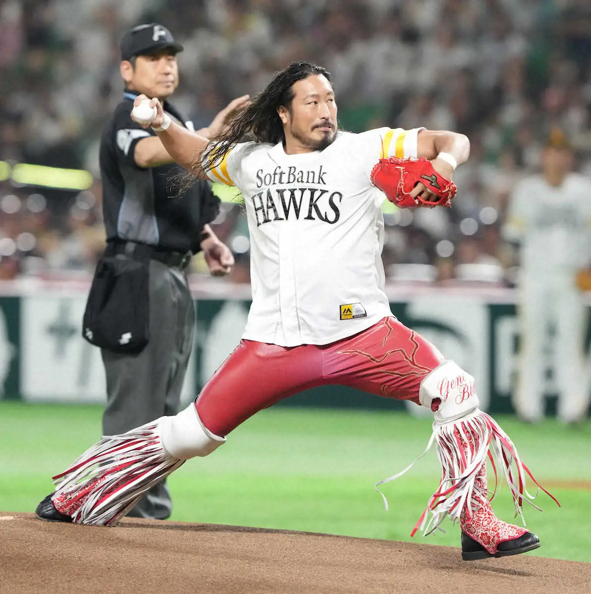 【画像・写真】新日本プロレスの102キロ辻陽太が長髪ワイルド始球式！ネット爆笑「何からつっこめばいいか…」