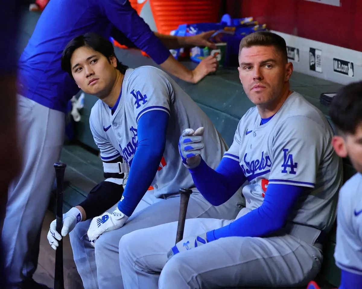 【画像・写真】ドジャース―Dバックス戦で珍事　ハチの大群により試合開始が遅れる　大谷翔平、山本由伸も興味津々