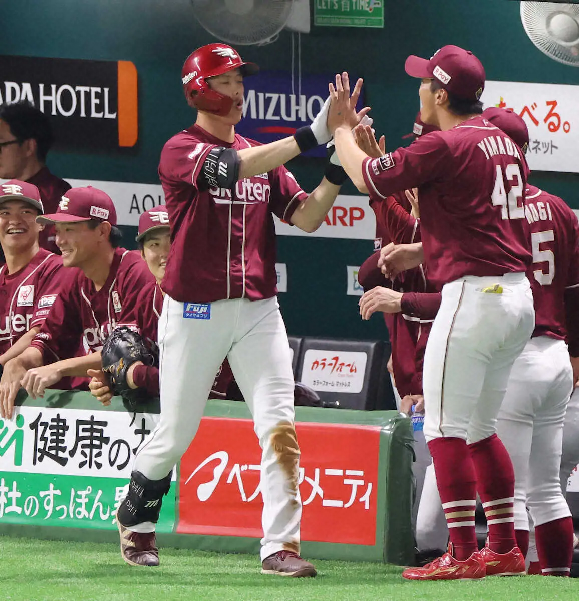 【画像・写真】楽天・辰己涼介が今季1号！　三塁を回ったところでスタンドに手を振るしぐさも