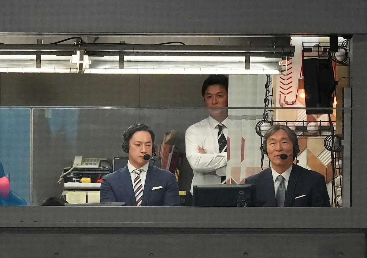 【画像・写真】＜巨・神＞中継席に座る松井秀喜氏（右）を高橋由伸氏も見つめる（撮影・沢田　明徳）