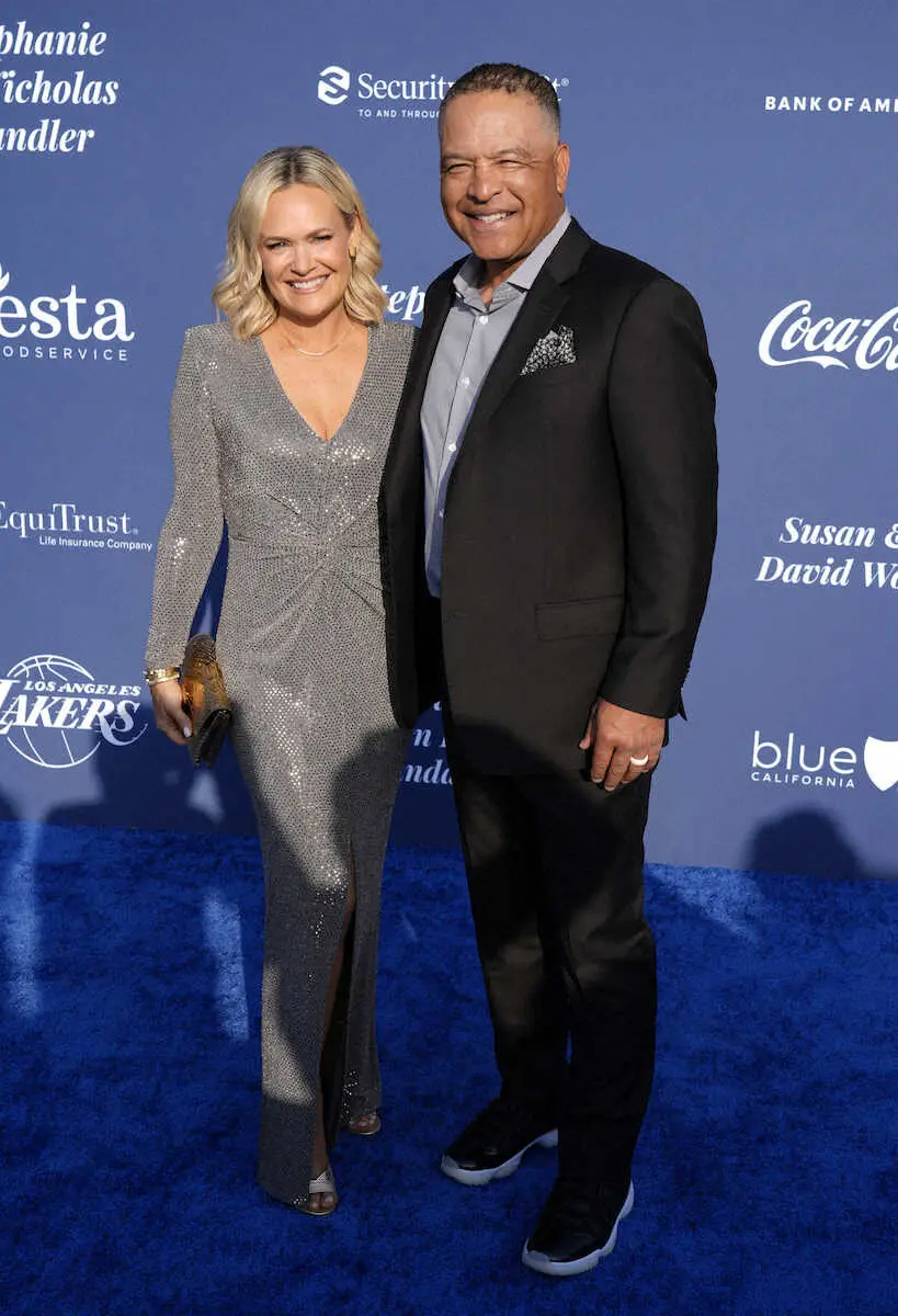 【画像・写真】チャリティーイベントのパーティーに出席したドジャース・ロバーツ監督夫妻　（AP）