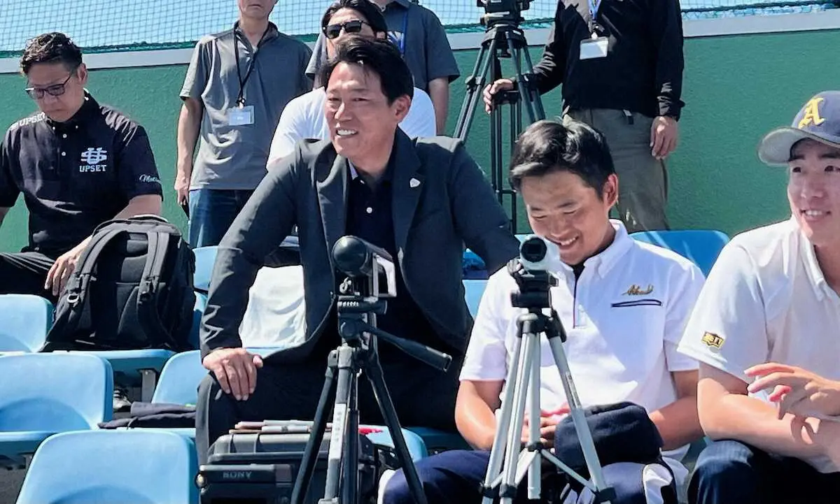 【画像・写真】侍・井端監督が視察　愛知工大の最速157キロ右腕・中村に「直球の平均アベレージが高いのが魅力」