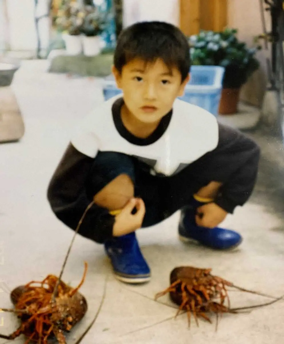 【画像・写真】伊勢エビを手前に置いた少年時代のDeNA・森唯斗