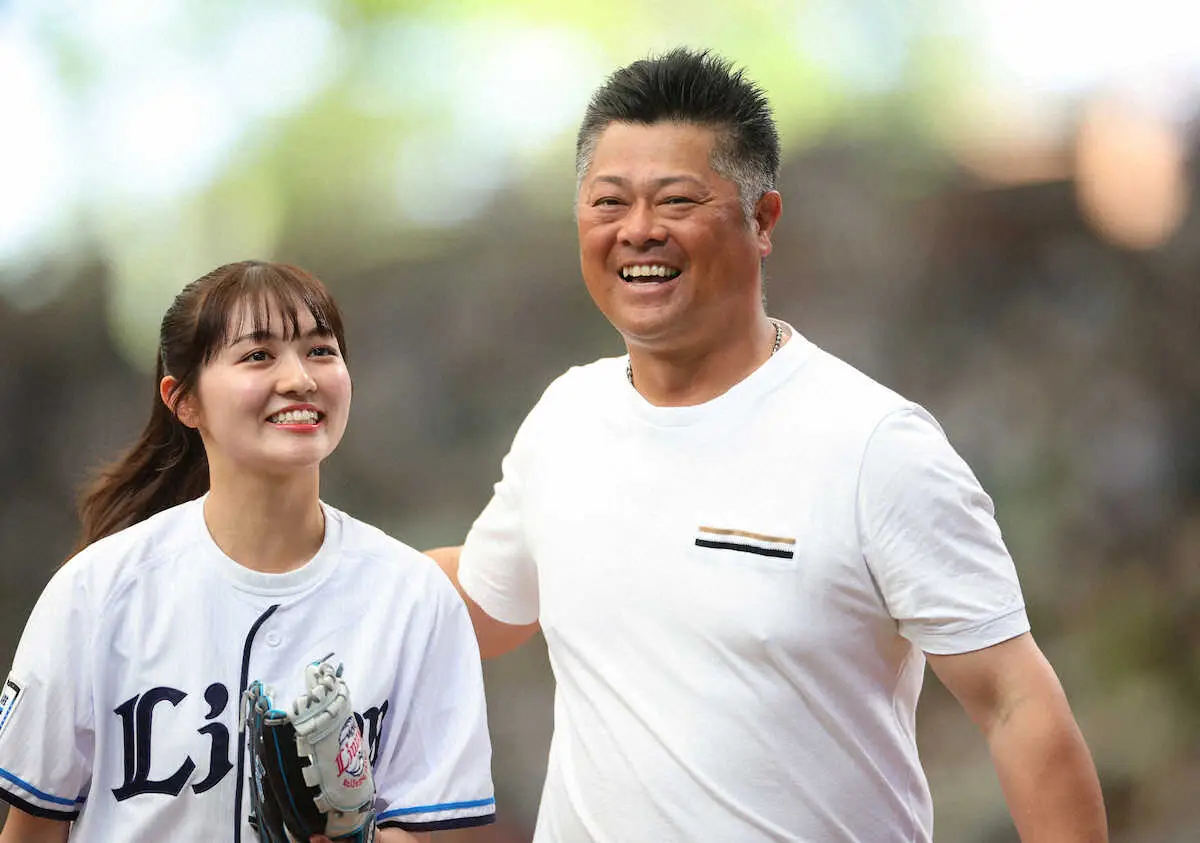 【画像・写真】元名捕手のモデル娘・細川愛倫が始球式「変なとこへそれて…」サプライズで親子バッテリー実現