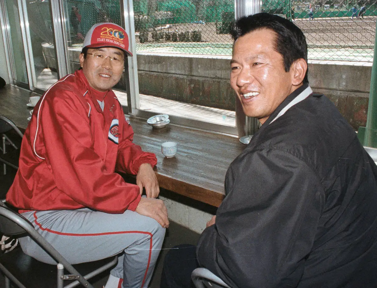 【画像・写真】広島監督時代の達川光男氏を取材する本紙評論家の大野豊氏（右）（2000年2月17日撮影）