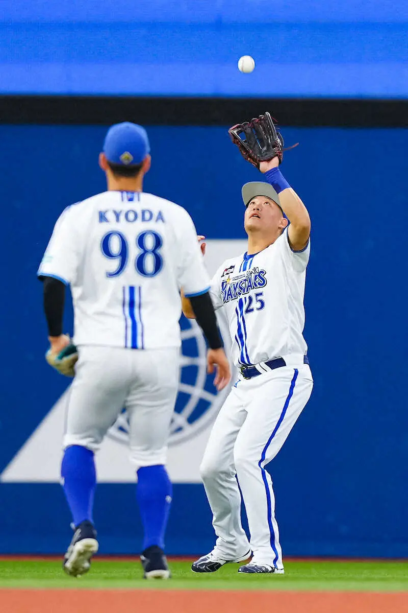 【画像・写真】DeNA・筒香　初回いきなり“ドヤ顔”左飛キャッチ！ハマスタ大歓声　試合前には度会とキャッチボールも