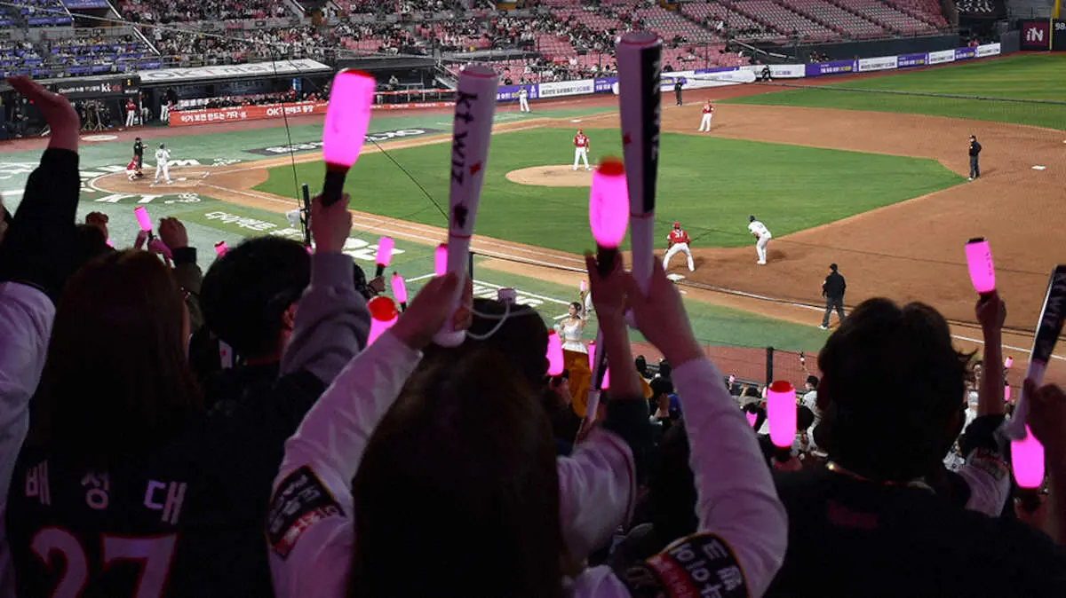 「ビートバット」を手にスタジアムで声援を送る韓国のプロ野球ファン（ストライク・ゾーン提供）