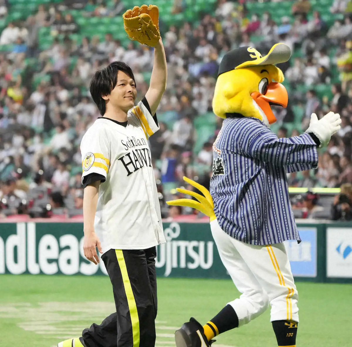 【画像・写真】中村倫也が始球式　ゆったり美フォームから見事なノーバン投球！みずほペイペイDに黄色い声援響く