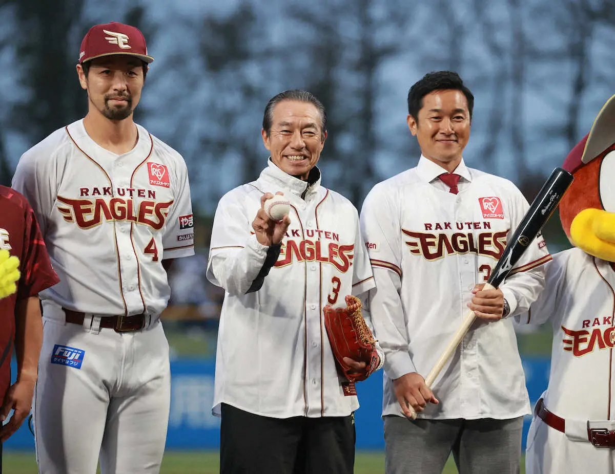 【画像・写真】柳葉敏郎　地元秋田でセレモニアルピッチ、打者は岩手出身の銀次氏、捕手は岩手出身の阿部寿樹