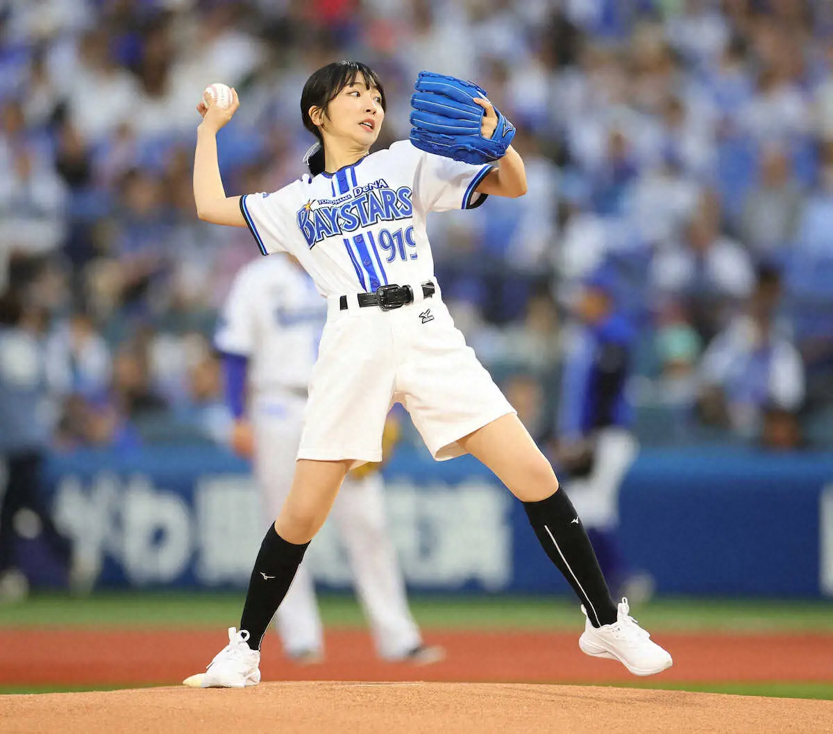 【画像・写真】つじかりん　豪快フォームで笑顔の初始球式「宝仙堂の凄十パワーナイター」DeNA－ヤクルト戦
