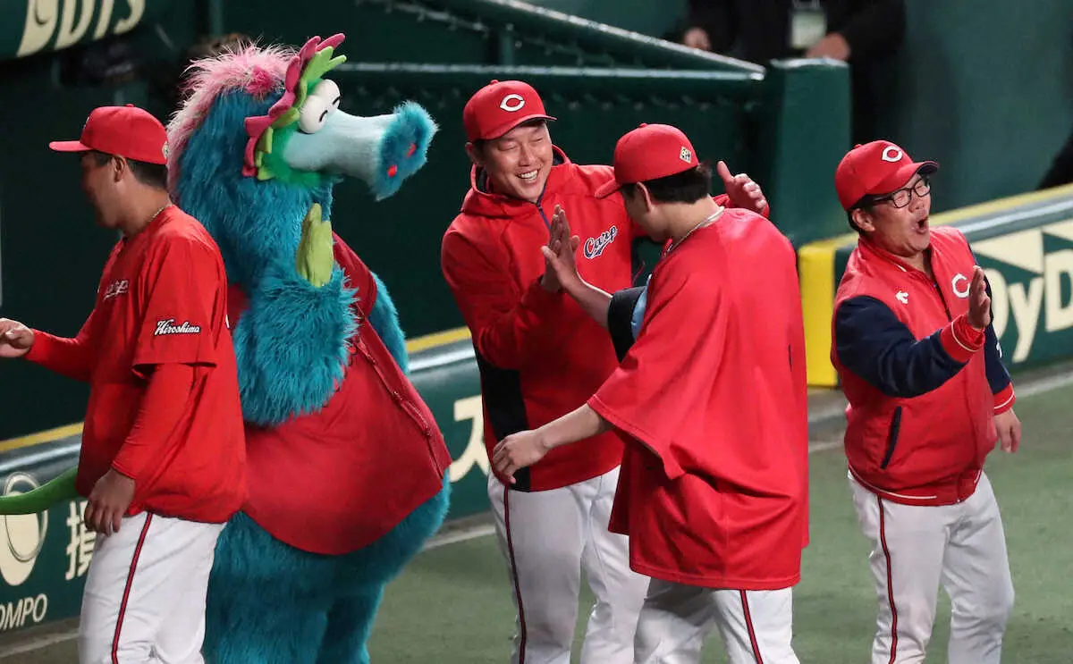 【画像・写真】広島・新井監督　追加点阻んだ「名手」菊池の超絶守備に驚嘆「スゴいとしかいいようがないプレー」